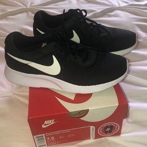 Nike Tanjun Tennis Shoes